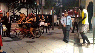 站在门口的叫什么，站在 门口