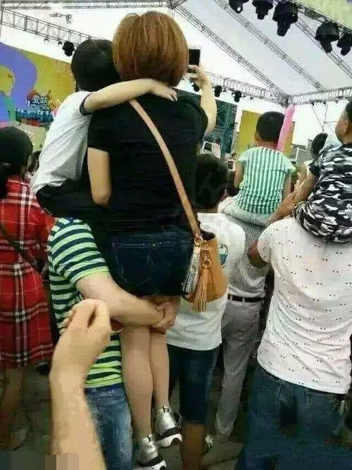 一个男人扛起一座山的图片，男人就是一座山什么歌