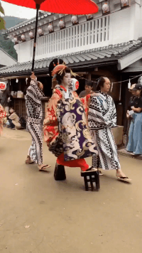 你走路怎么办呢，女人走路搞笑视频