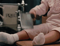 小孩玩菜刀受伤图片，小朋友玩菜刀的图片