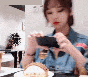 绿色头发配什么颜色衣服好看，衣服上的头发细碎怎么清理掉